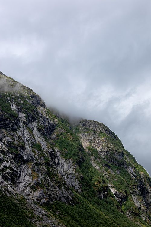 Langue glaciaire encaissée entre parois de montagne.