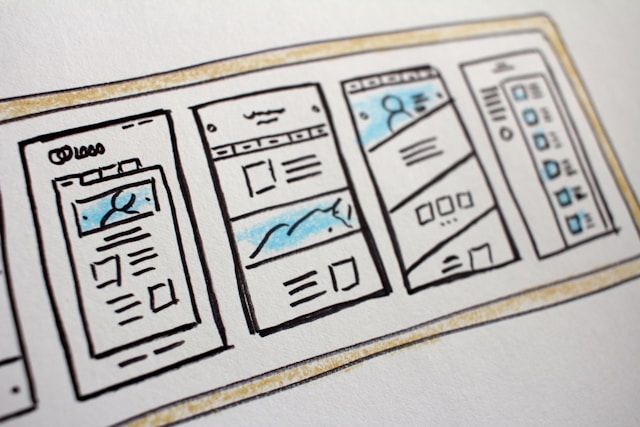 Imagem de um layout de site desenhado em papel