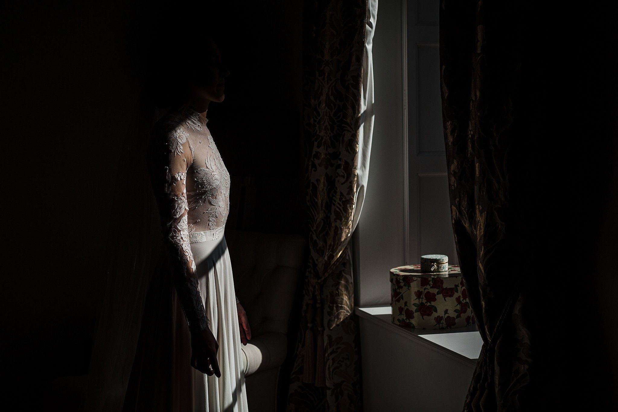 Joli portrait de la mari&eacute;e avec une magnifique lumi&egrave;re sur sa robe captur&eacute; par S&eacute;bastien CLAVEL photographe de Mariage &agrave; Lyon et Gen&egrave;ve