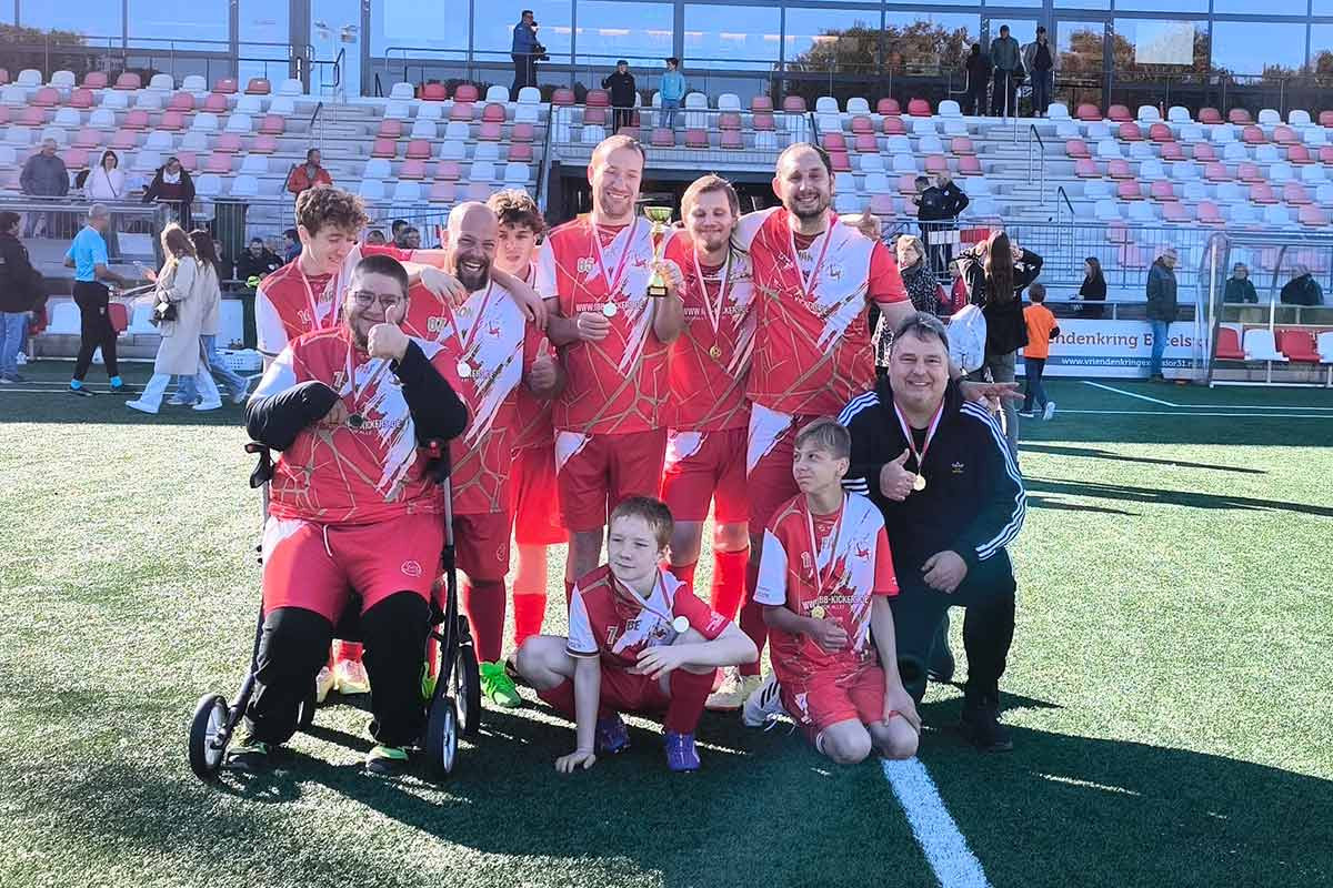 Mannschaftsfot von einer bunt gemischten Gruppe