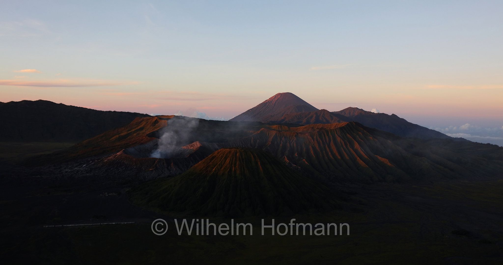 Mount Bromo, Bromo, Semeru, King Kong Hill, Java, Indonesia, Indonesien, Sunrise, Sonnenaufgang, ﻿Bromo Tengger Semeru National Park, Nationalpark Bromo-Tengger-Semeru, parco nazionale di Bromo Tengger Semeru