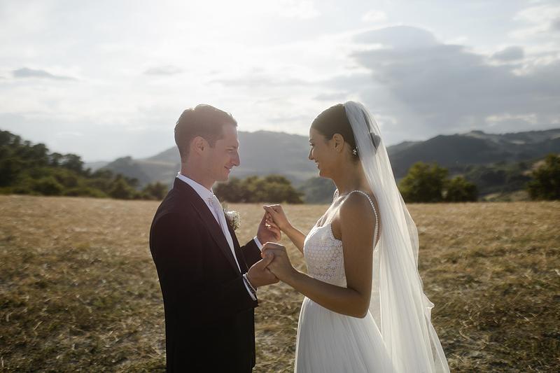 Perché le migliori foto di matrimonio non sembrano posate