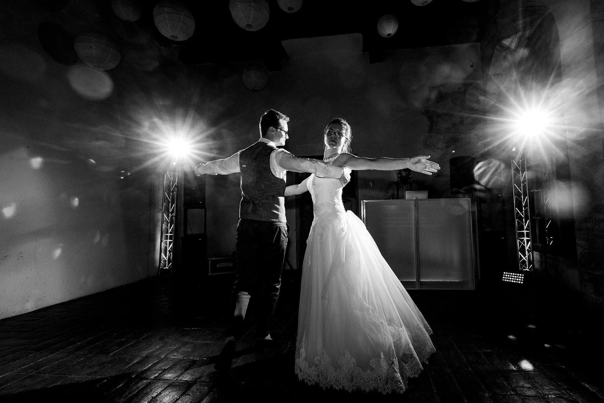 Couple de mari&eacute;s qui ex&eacute;cutent une chor&eacute;graphie pendant la premi&egrave;re danse de leur mariage captur&eacute; par S&eacute;bastien CLAVEL photographe de Mariage &agrave; Lyon et Gen&egrave;ve