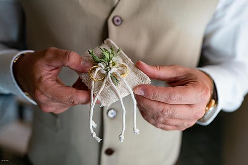 "sposo mostra dettagli matrimonio"