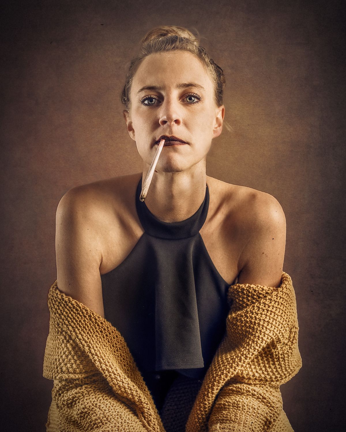 photo tarot Darkness Make Me Grow, femme introspective à moitié dans l’ombre, symbolisant la croissance par la noirceur