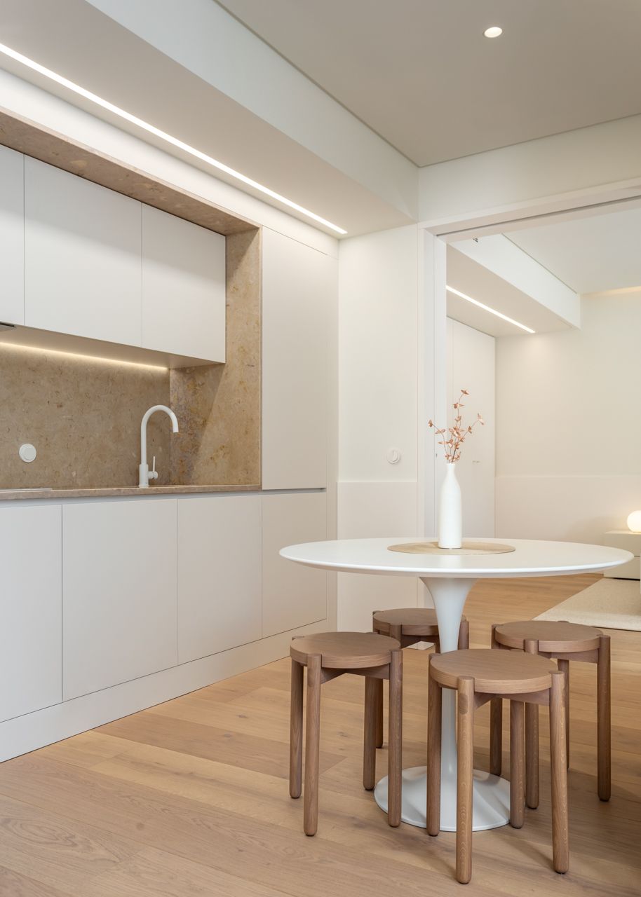 Fotografia de no Apartamento Reabilitado na Av. Roma, Lisboa, projeto do ATELI&Ecirc; 22.