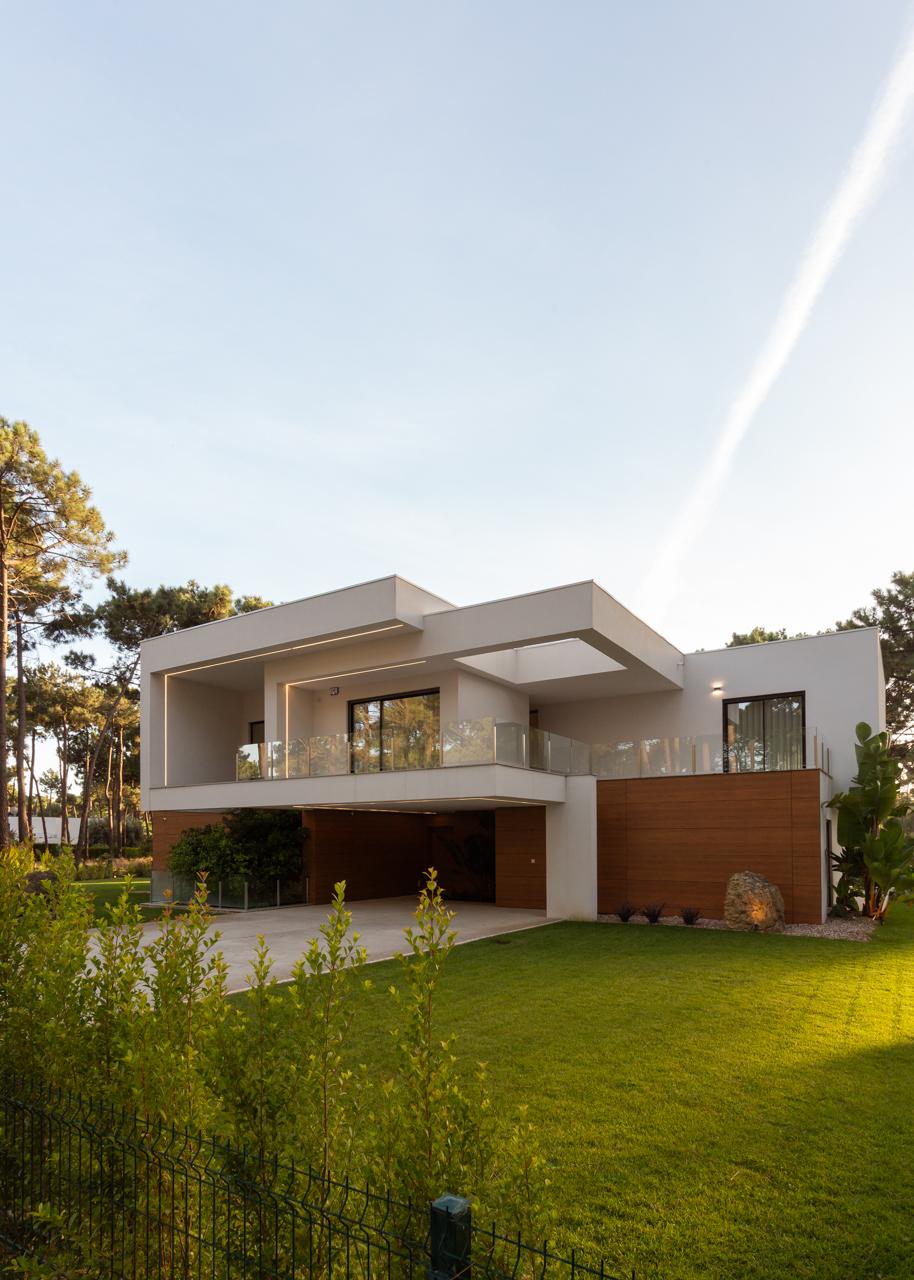 Fotografia de moradia contempor&acirc;nea na Herdade da Aroeira ao p&ocirc;r do sol