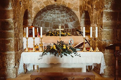 "dettaglio altare della chiesa S. Efisio a Nora per un matrimonio"