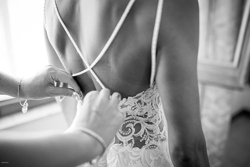 "la sposa fa allacciare l'abito alla testimone"