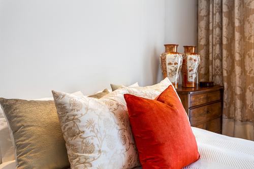 Fotografia de na Casa Andaluz, almofadas cama, interiores de luxo concebidos por FEMMA Interior Design.