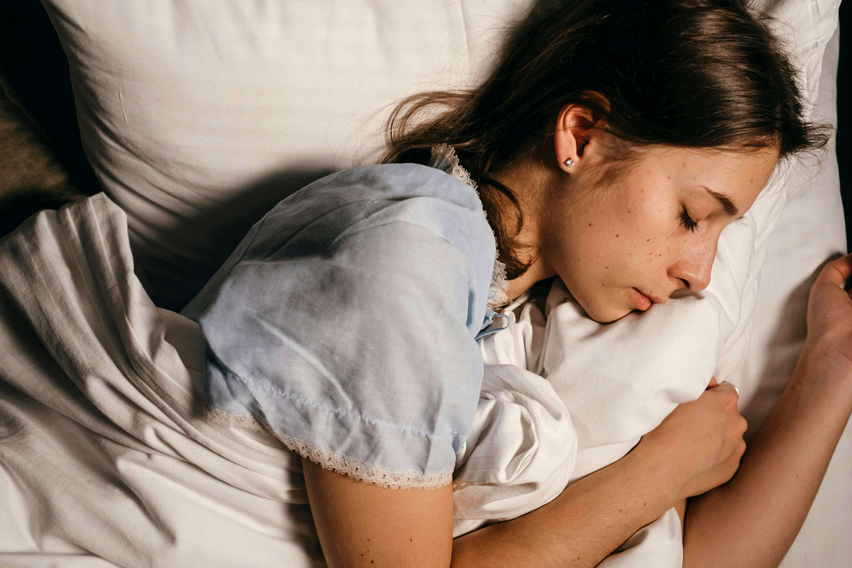 woman sleeping on left side to prevent GERD acid reflux