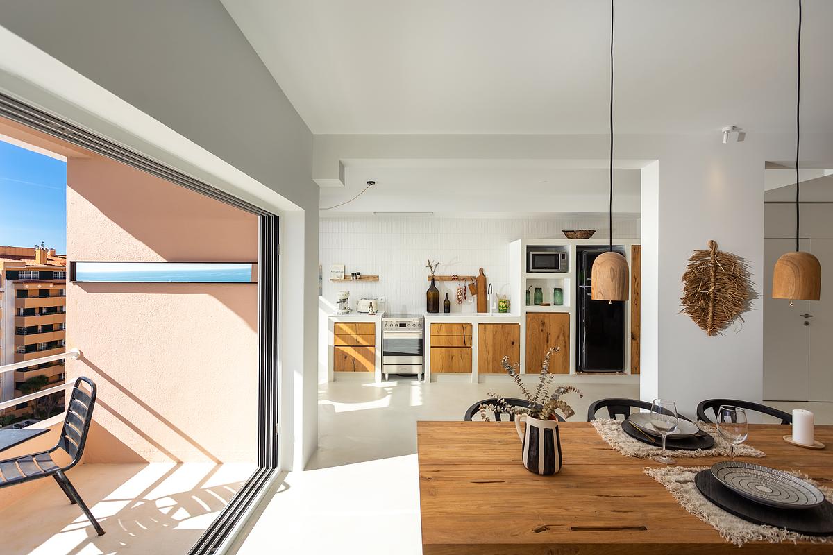 Detalhes de interiores de apartamento T2 na Guia em Cascais com foco em materiais e textura