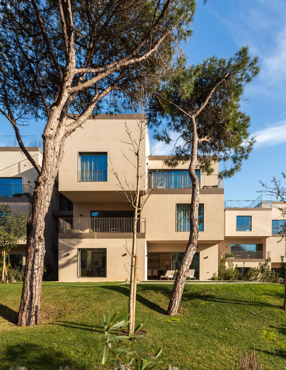 Fotografia de arquitectura mostrando a integra&ccedil;&atilde;o do Marinha Prime com a natureza envolvente